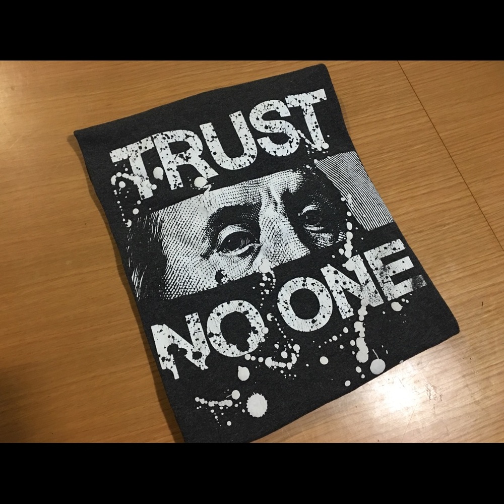 Vintage Tee Shirt “Trust No One” Rare